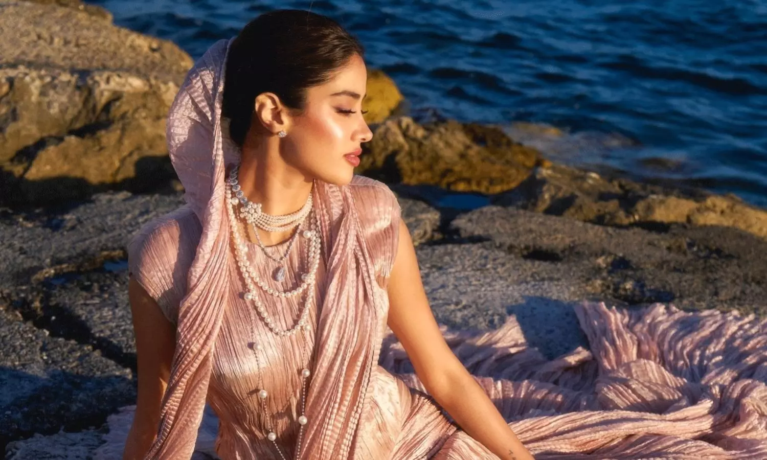 కేన్స్ ఫెస్టివల్లో జాన్వీ సంతోషం, దుఃఖం కేన్స్ ఫెస్టివల్లో జాన్వీ సంతోషం, దుఃఖం