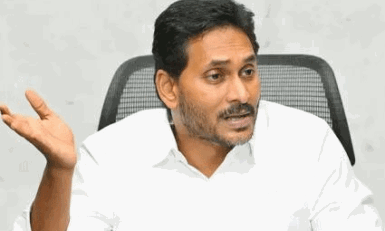 కేసీఆర్ భేష్...బాబు అమరావతి మీద జగన్ హాట్ కామెంట్స్ కేసీఆర్ భేష్...బాబు అమరావతి మీద జగన్ హాట్ కామెంట్స్