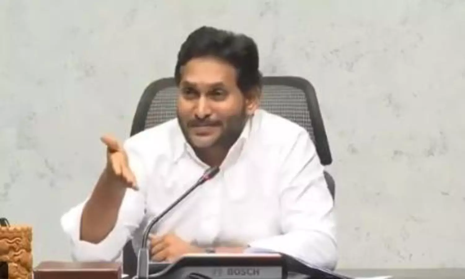 YS Jagan Responds Strongly to Liquor Scam Arrest Attempts YS Jagan Responds Strongly to Liquor Scam Arrest Attempts