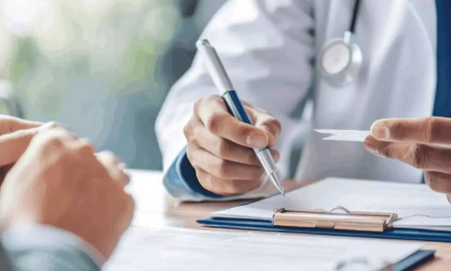 రోగిపై డాక్టర్  బ్లాక్ మెయిల్  ఆరోపణలు.. తెరపైకి షాకింగ్  విషయాలు!