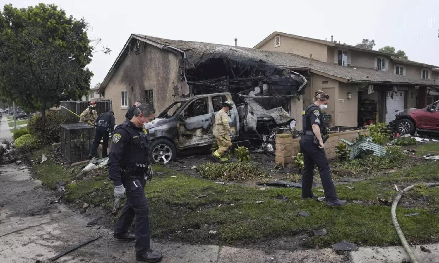 కాలిఫోర్నియాలో పెను ప్రమాదం... కరెంట్  తీగలను తాకి కూలిన విమానం!