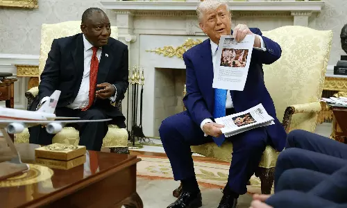 దక్షిణాఫ్రికా ప్రెసిడెంట్ ని కుర్చోబెట్టి కడిగేసిన ట్రంప్!