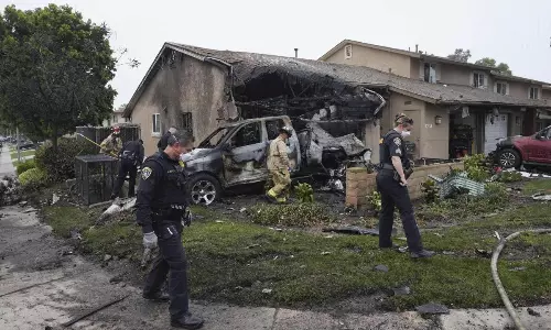 కాలిఫోర్నియాలో పెను ప్రమాదం... కరెంట్  తీగలను తాకి కూలిన విమానం!