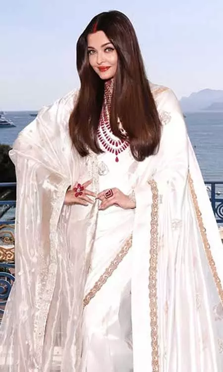 Aishwarya Rai Bachchan Stuns in Ivory Banarasi Saree at Cannes 2025
