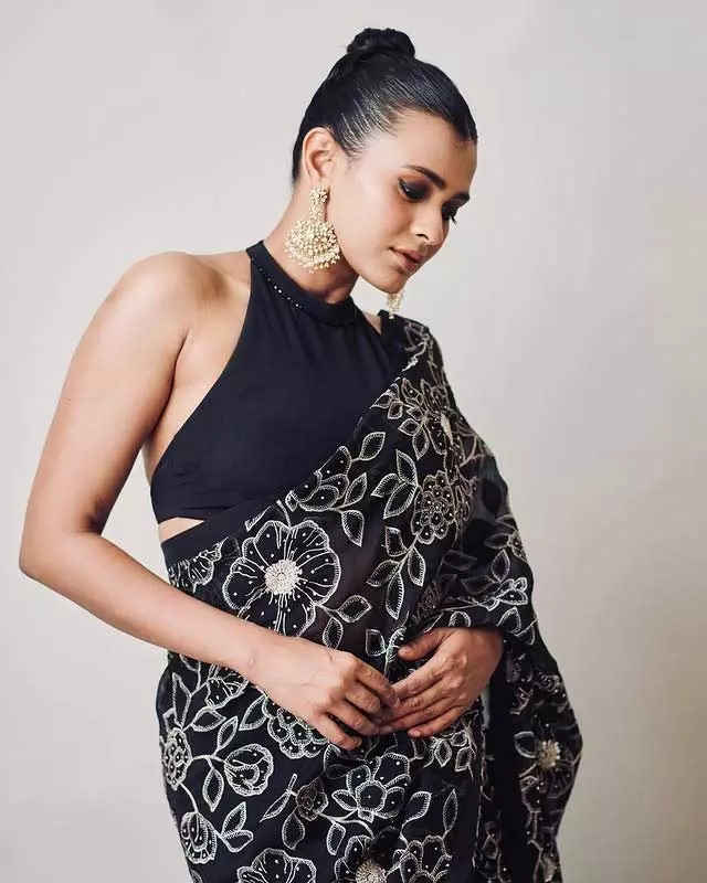 Hebah Patel’s Ethereal Apsara-Inspired Look for Zee Apsara Event