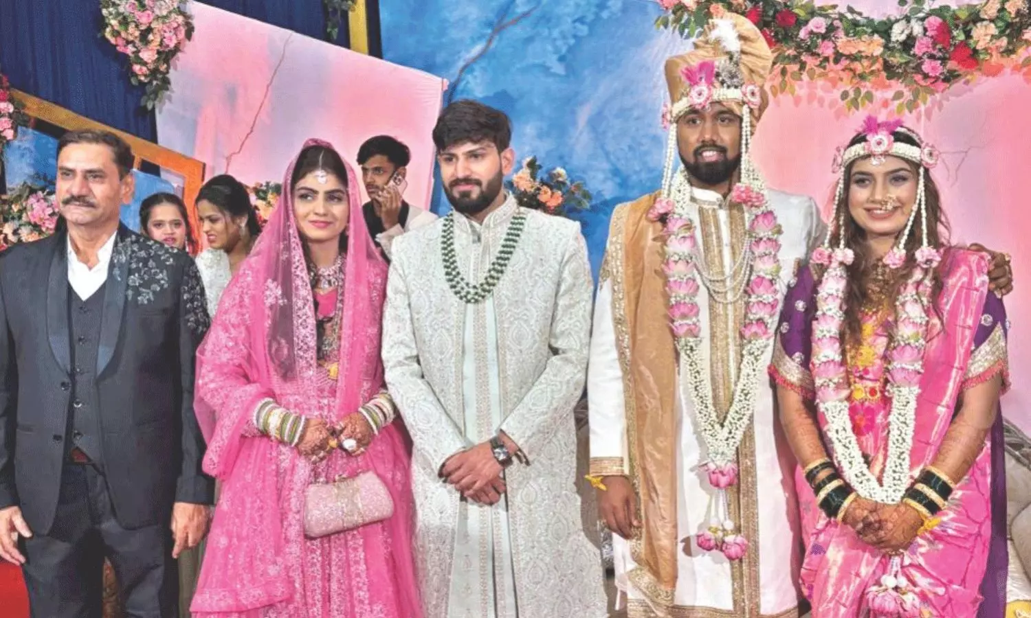 ఇదీ భారత్ అంటే.. ఒకే వేదికపై హిందూ - ముస్లిం జంట పెళ్లి వేడుక