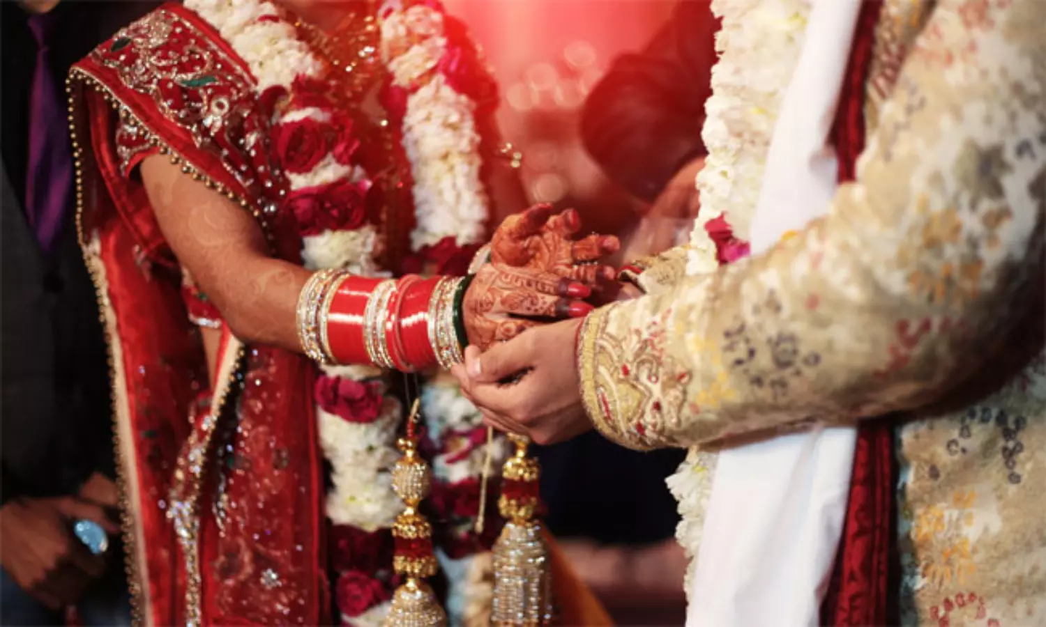 కర్నూలులో షాకింగ్ ఘటన.. ప్రాణం తీసిన పెళ్లి సంప్రదాయం! కర్నూలులో షాకింగ్ ఘటన.. ప్రాణం తీసిన పెళ్లి సంప్రదాయం!