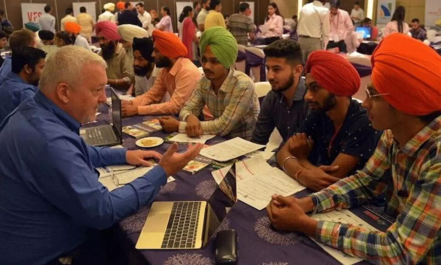 భారతీయులకు ద్వారాలు మూసేస్తున్నకెనడా భారతీయులకు ద్వారాలు మూసేస్తున్నకెనడా