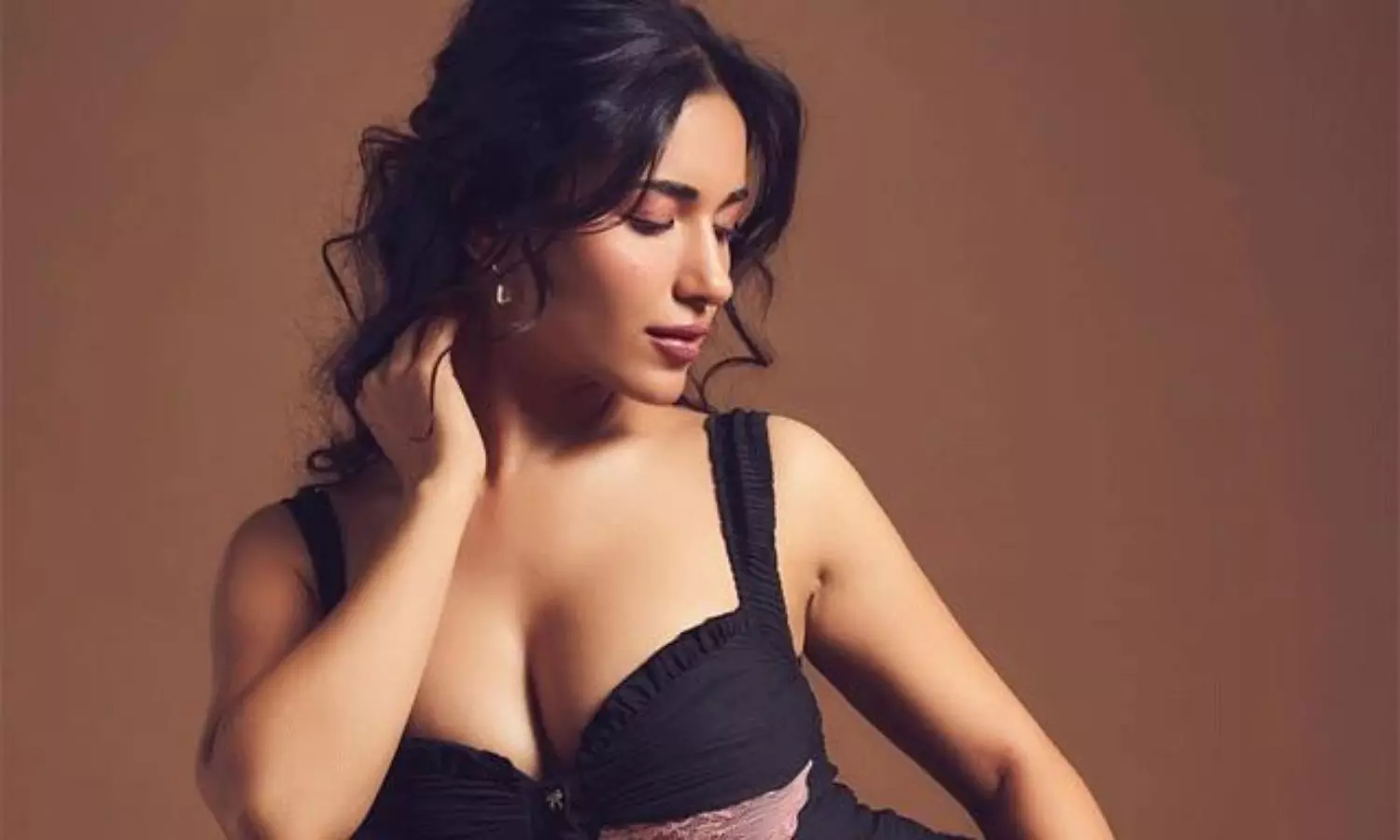 టాలీవుడ్ లో అమ్మడు ఖాళీ అయినట్టేనా..?