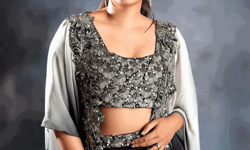 Anjali Dazzles in Glamorous Look