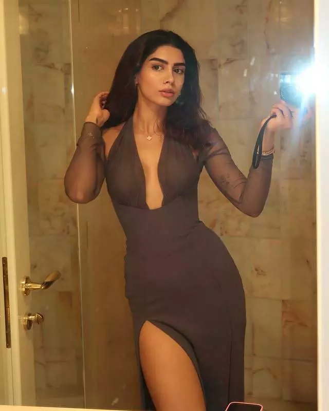 Khushi Kapoor Wows in Gown – See Her Fairy-Tale Look