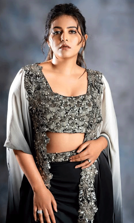 Anjali Dazzles in Glamorous Look
