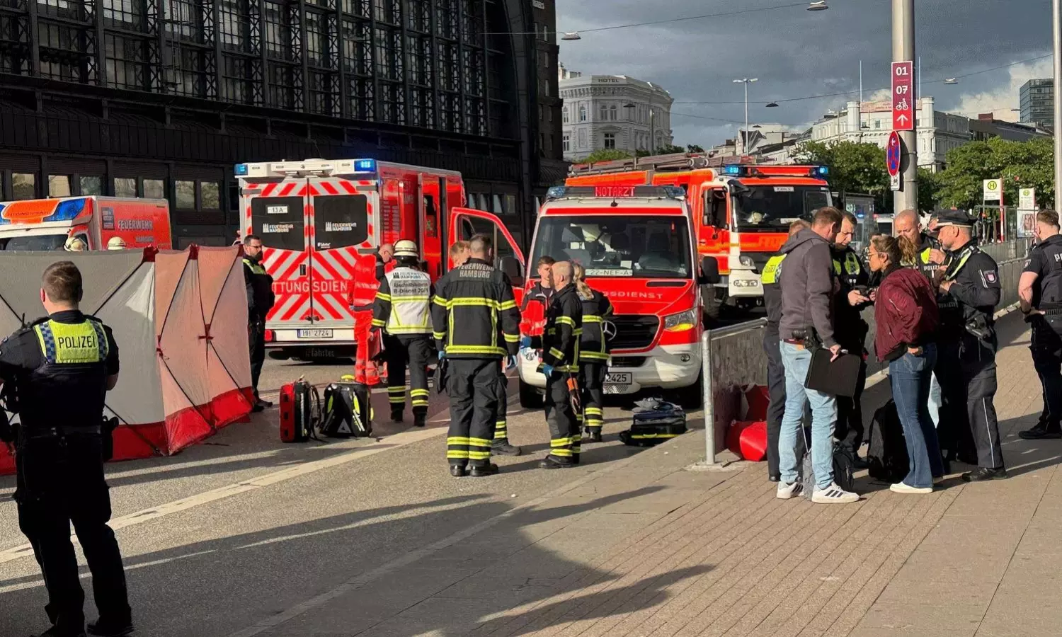 రైల్ ఎక్కే దిగే గ్యాప్ లో 18 మందిపై కత్తితో దాడి.. ఎవరీ మహిళ?