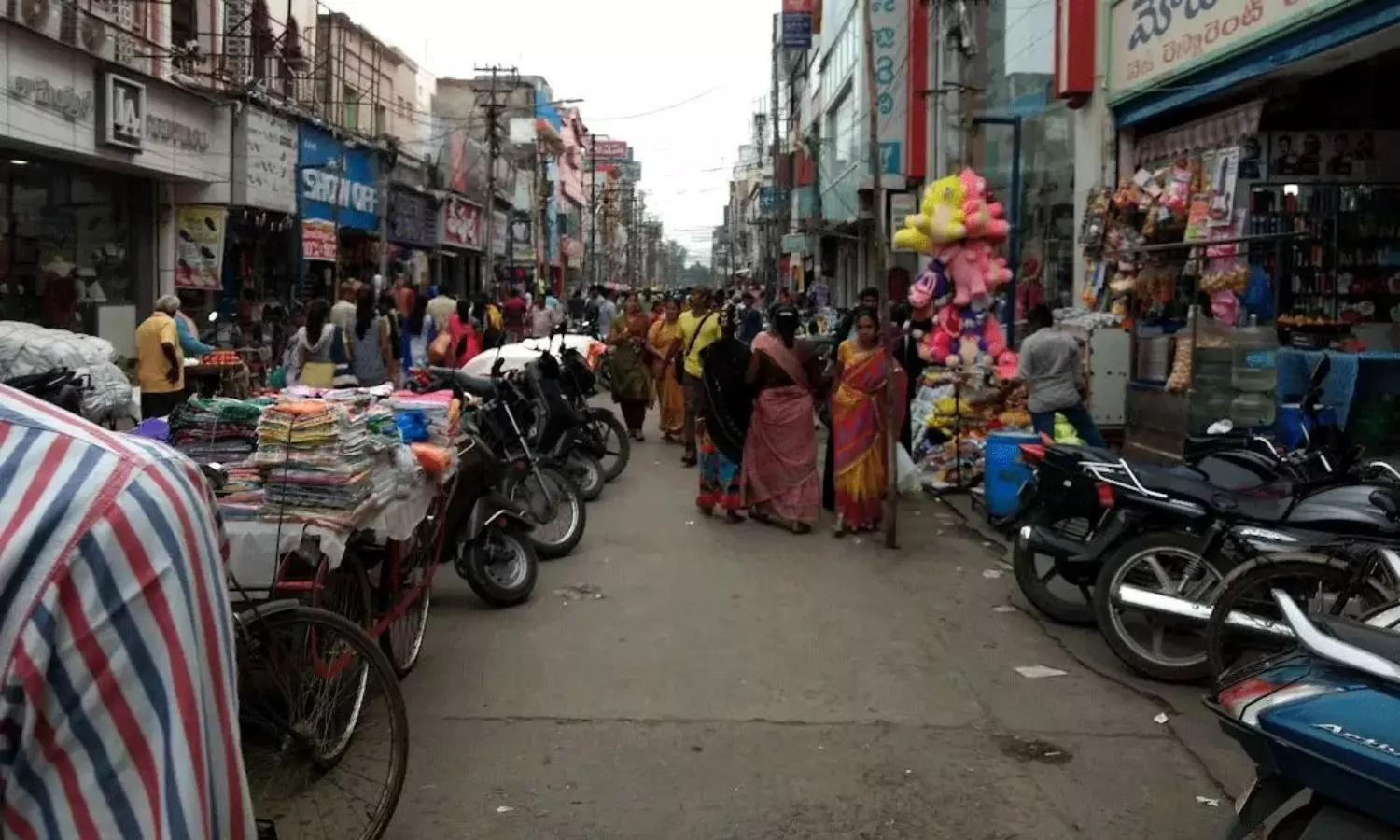 బిగ్ బ్రేకింగ్ : విజయవాడలో బాంబు పెట్టామంటూ ఫోన్.. బీసెంట్ రోడ్డును క్లోజ్ చేసిన పోలీసులు