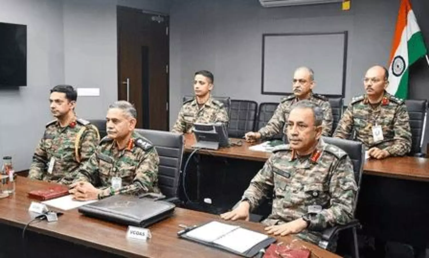 ప్రాణాలు కాపాడుకొండ్రోయ్...పాక్ ఆర్మీ పరిస్థితిపై కీలక రేడియో చాట్! ప్రాణాలు కాపాడుకొండ్రోయ్...పాక్ ఆర్మీ పరిస్థితిపై కీలక రేడియో చాట్!