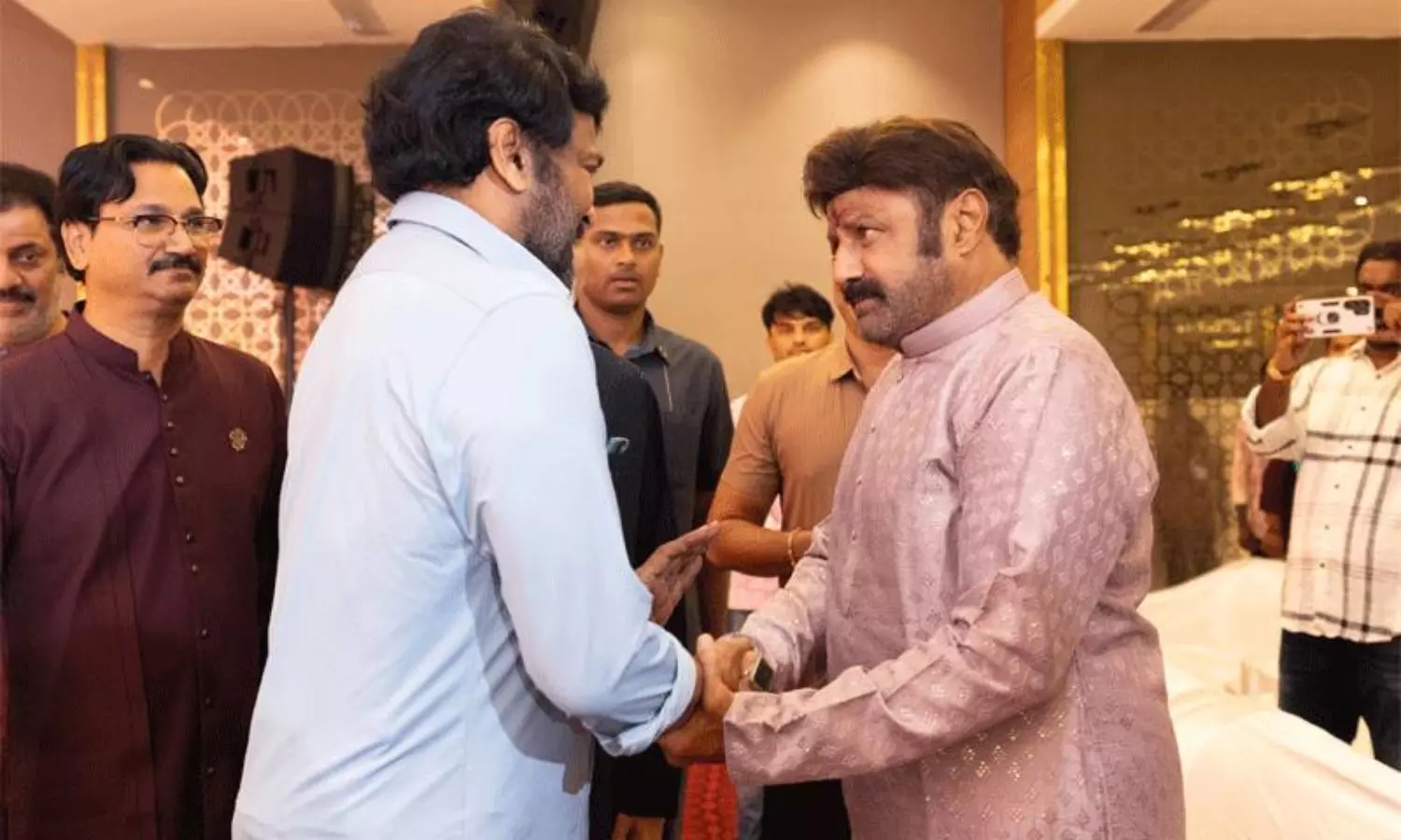 చిరంజీవి-బాల‌య్య‌కి స్వీటిని ఎందుకు సెట్ చేయ‌డం లేదు!