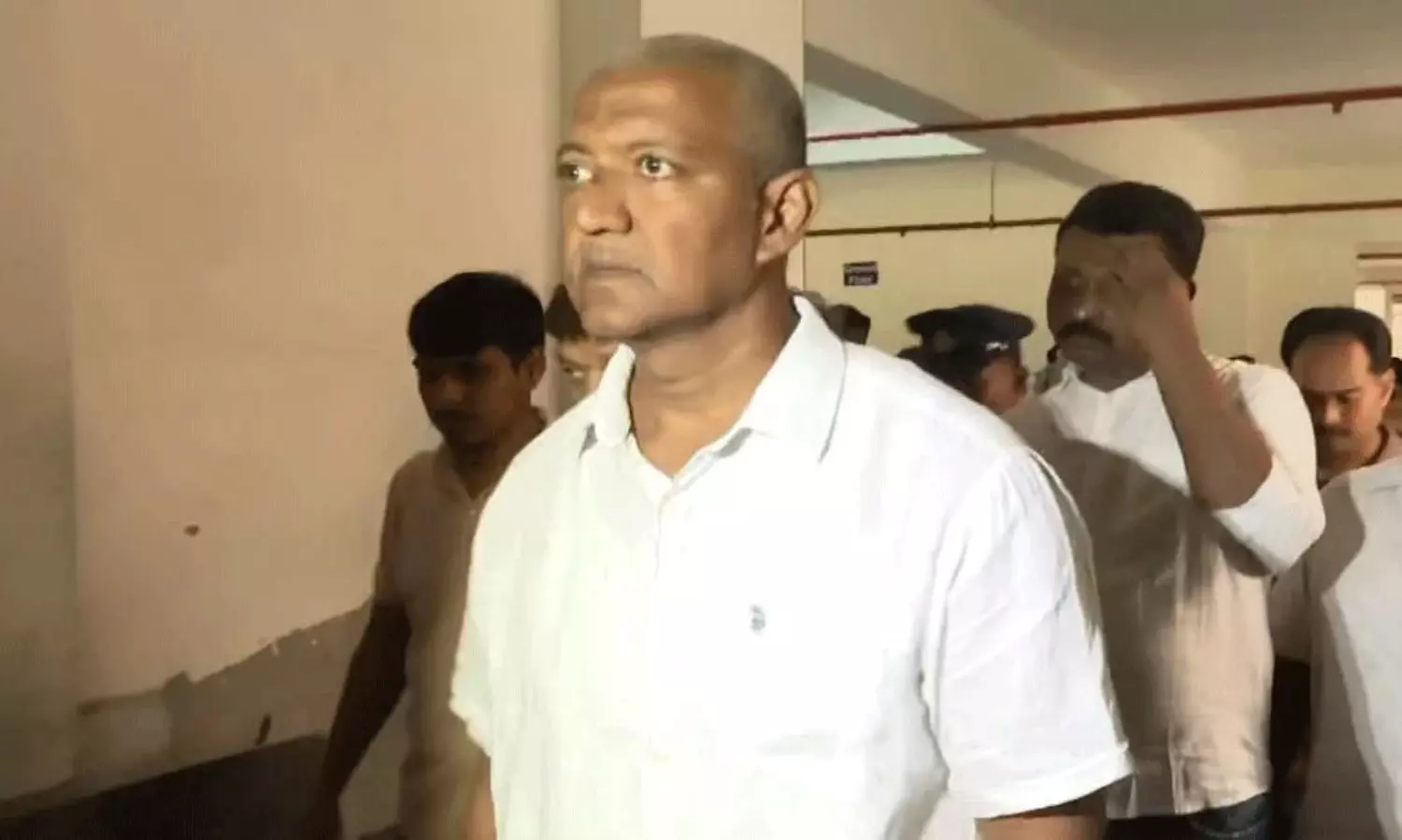 గ‌న్న‌వ‌రంలో హై అల‌ర్ట్‌.. 1000 మందికిపైగా పోలీసులు!