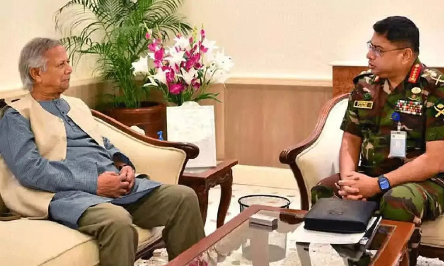 Power Struggle Between Yunus and Army Chief Vakar Sparks Turmoil Power Struggle Between Yunus and Army Chief Vakar Sparks Turmoil