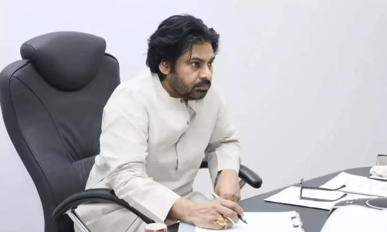 టాలీవుడ్ ఇండస్ట్రీపై పవన్కల్యాణ్ ఫైర్ టాలీవుడ్ ఇండస్ట్రీపై పవన్కల్యాణ్ ఫైర్