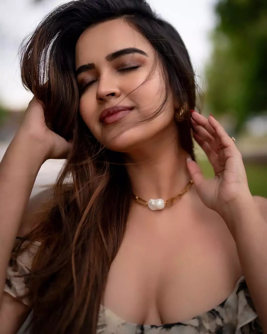 Pujitas floral flair turns heads by the lake