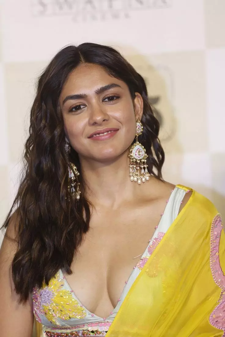 Is There Anything Mrunal Cant Slay in? Is There Anything Mrunal Cant Slay in?