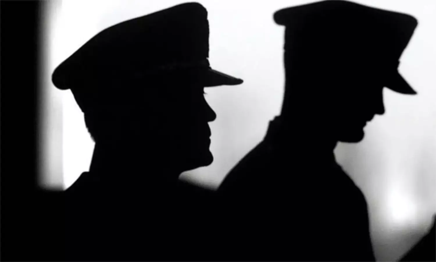 అవును.. కానిస్టేబుల్ వాహనానికి చలానా వేసిన సీఐ అవును.. కానిస్టేబుల్ వాహనానికి చలానా వేసిన సీఐ