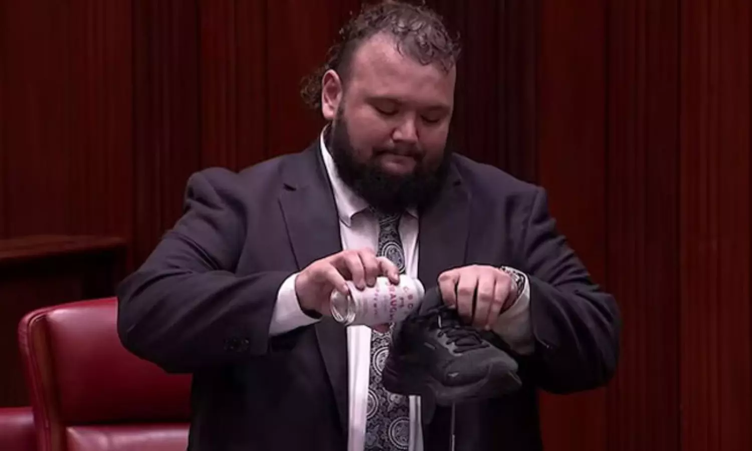 వైరల్ వీడియో... ఈ ఎంపీ బీరు ఎలా తాగారో చూశారా? వైరల్ వీడియో... ఈ ఎంపీ బీరు ఎలా తాగారో చూశారా?