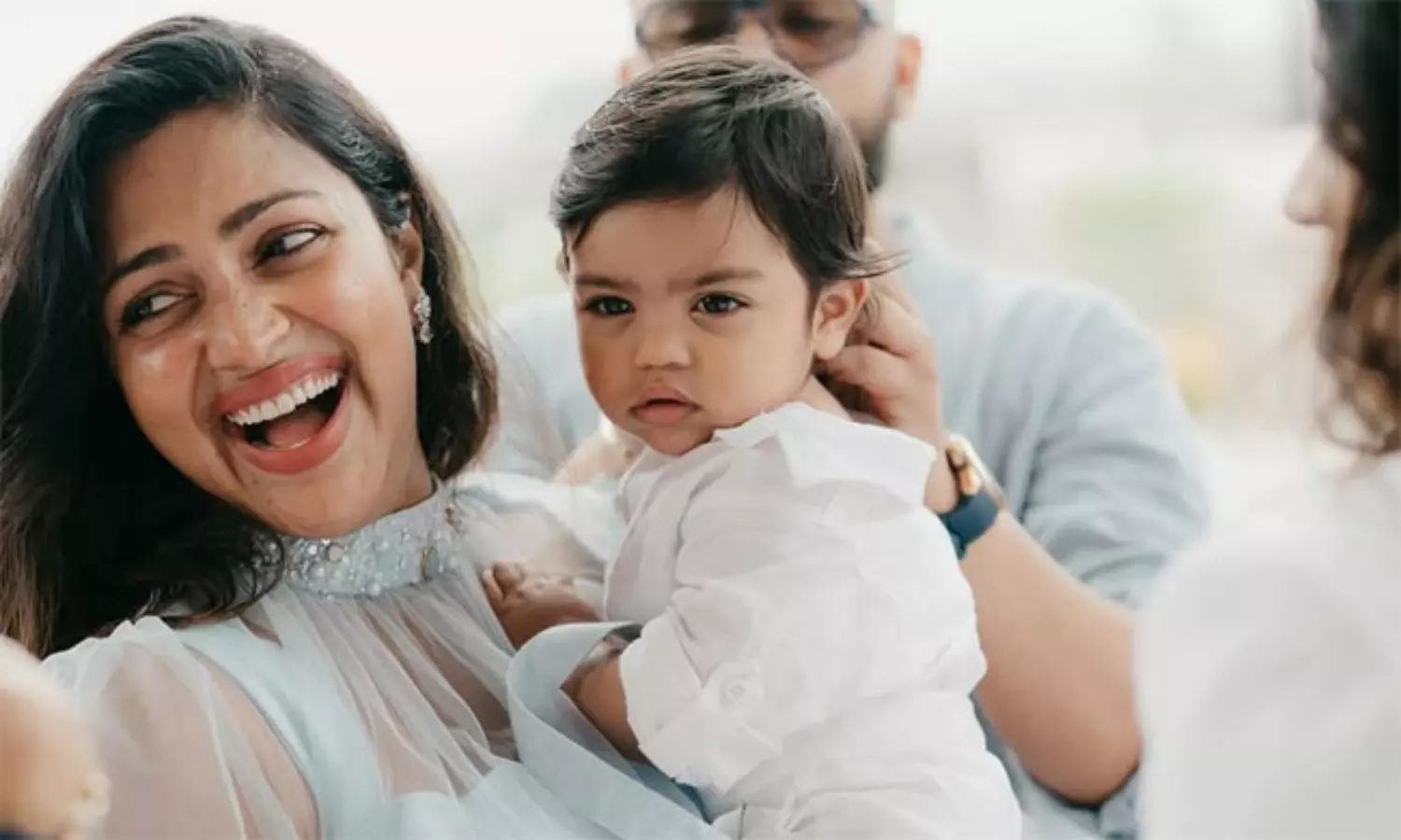 కొడుకుని  మ‌తంలోకి దించిన బ్యూటీఫుల్ మామ్!