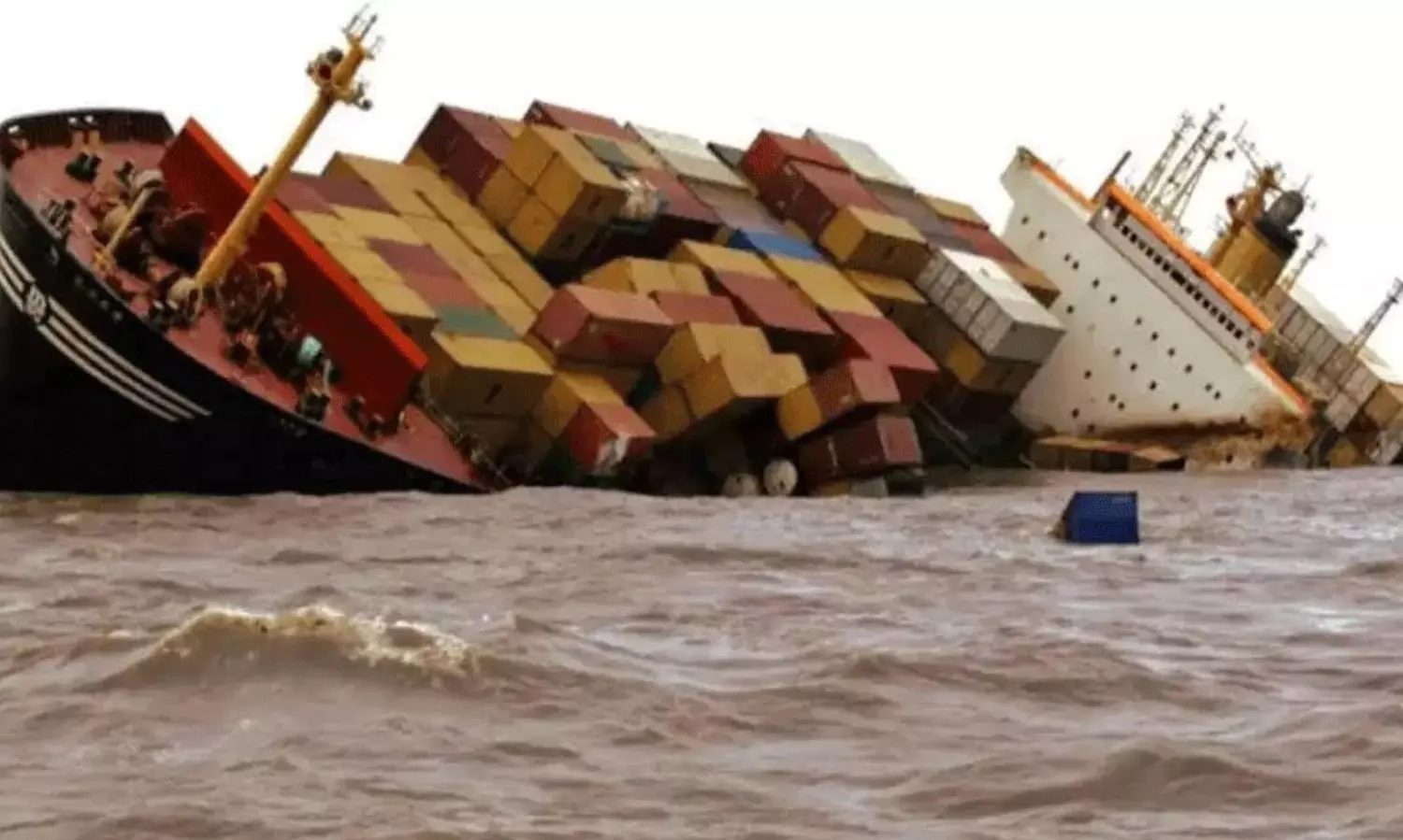 కేరళ తీరంలో భారీ ఓడ మునక.. 24 మందిని కాపాడిన భారత నావికాదళం!