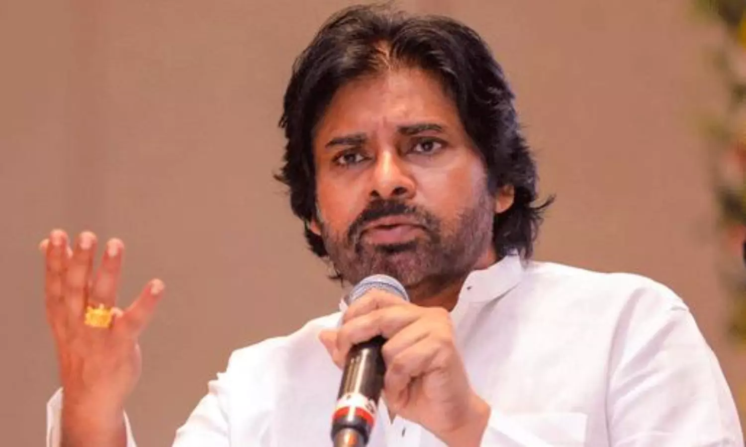 ఎవరు ఆ నలుగురు.. పవన్ నాయకత్వాన్ని సహించలేకపోతున్నారా?