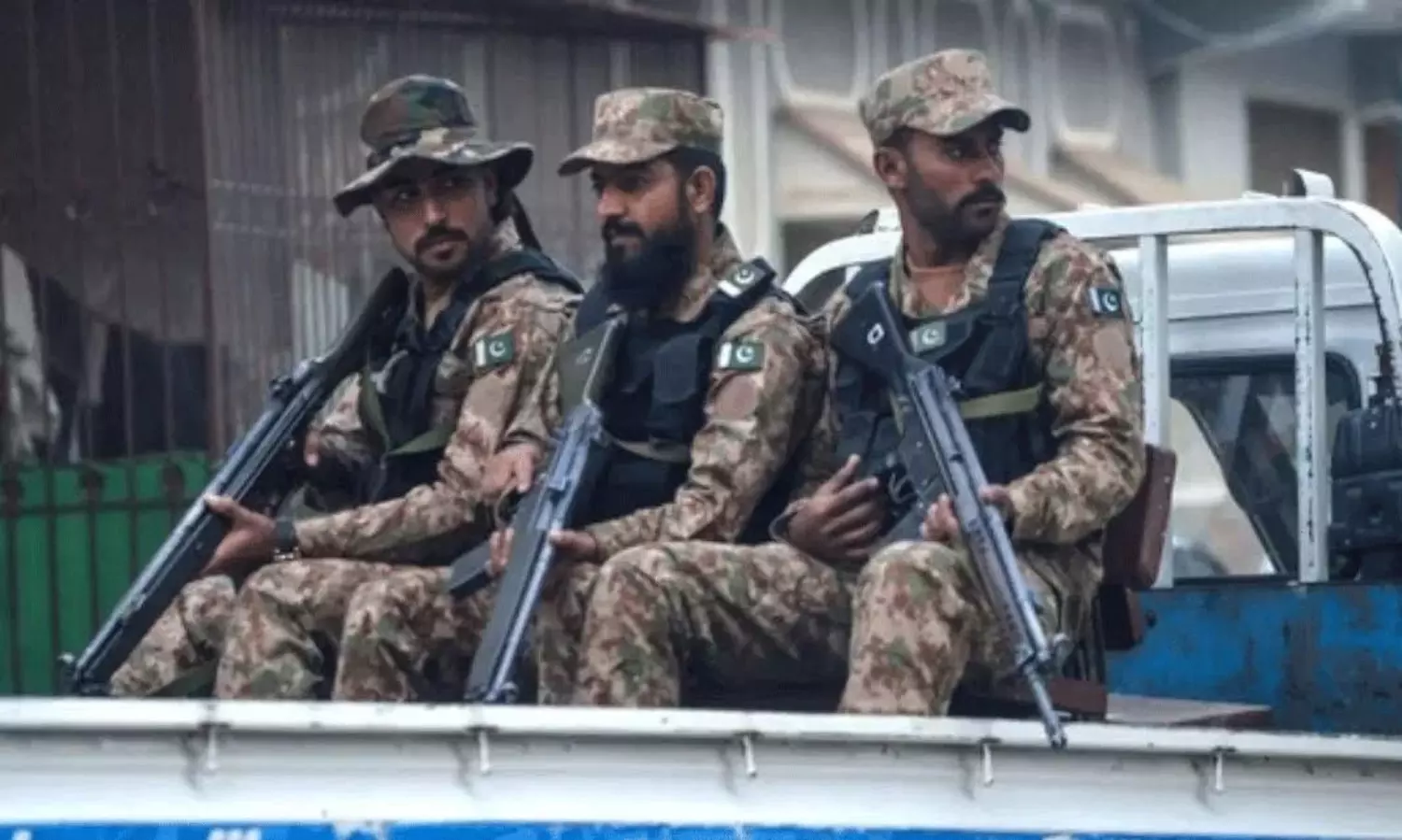 కరాచీ-క్వెట్టా హైవేపై భారీ పేలుడు.. 32మంది పాక్  సైనికులు మృతి