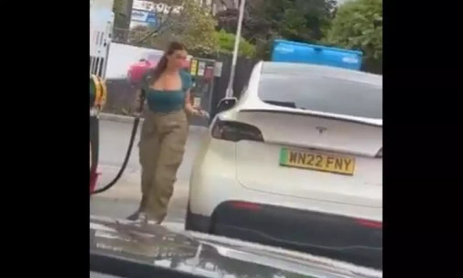 పెట్రోల్ బంకులో ఎలక్ట్రిక్ కారు.. అమ్మాయి చేసిన పని చూసి షాకైన జనం! పెట్రోల్ బంకులో ఎలక్ట్రిక్ కారు.. అమ్మాయి చేసిన పని చూసి షాకైన జనం!