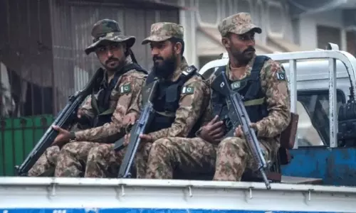 కరాచీ-క్వెట్టా హైవేపై భారీ పేలుడు.. 32మంది పాక్  సైనికులు మృతి