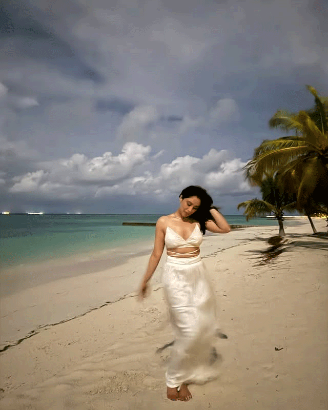 Regina brings grace to beach snaps