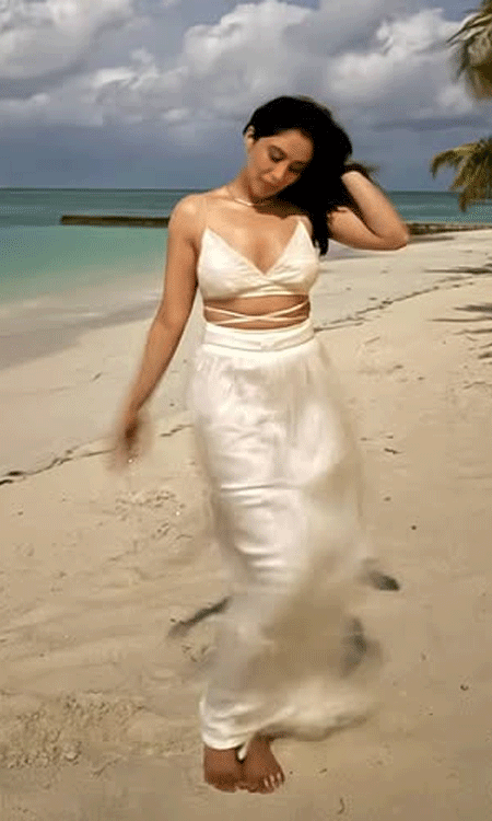 Regina brings grace to beach snaps