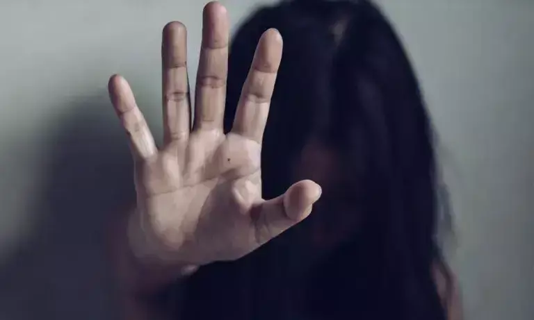 అమ్మతనానికే మాయని మచ్చ.. హెచ్ఐవీ వ్యక్తికి కూతుర్ని అప్పగించిన తల్లి