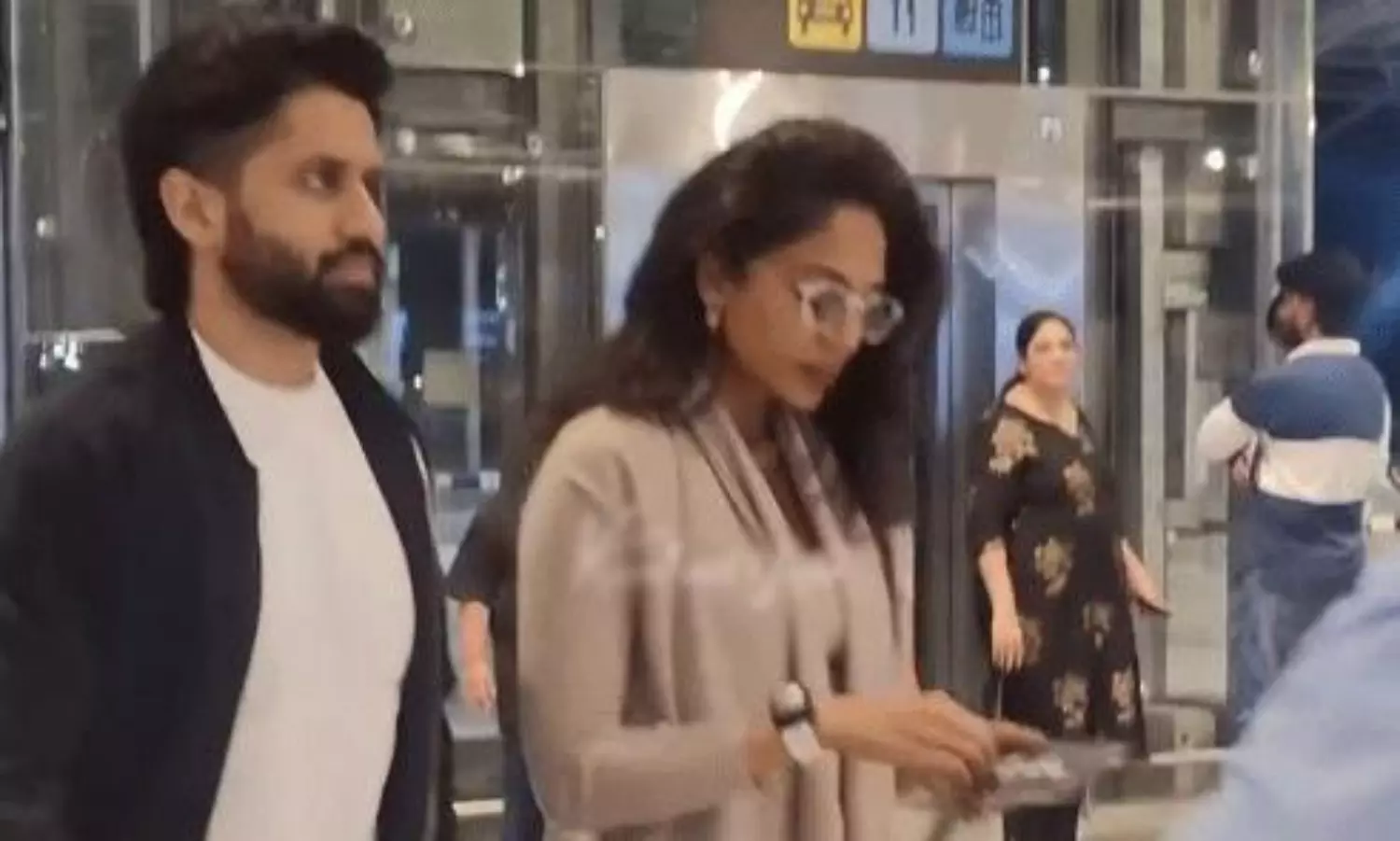 వీడియో : ఎయిర్‌పోర్ట్‌లో అక్కినేని జంట