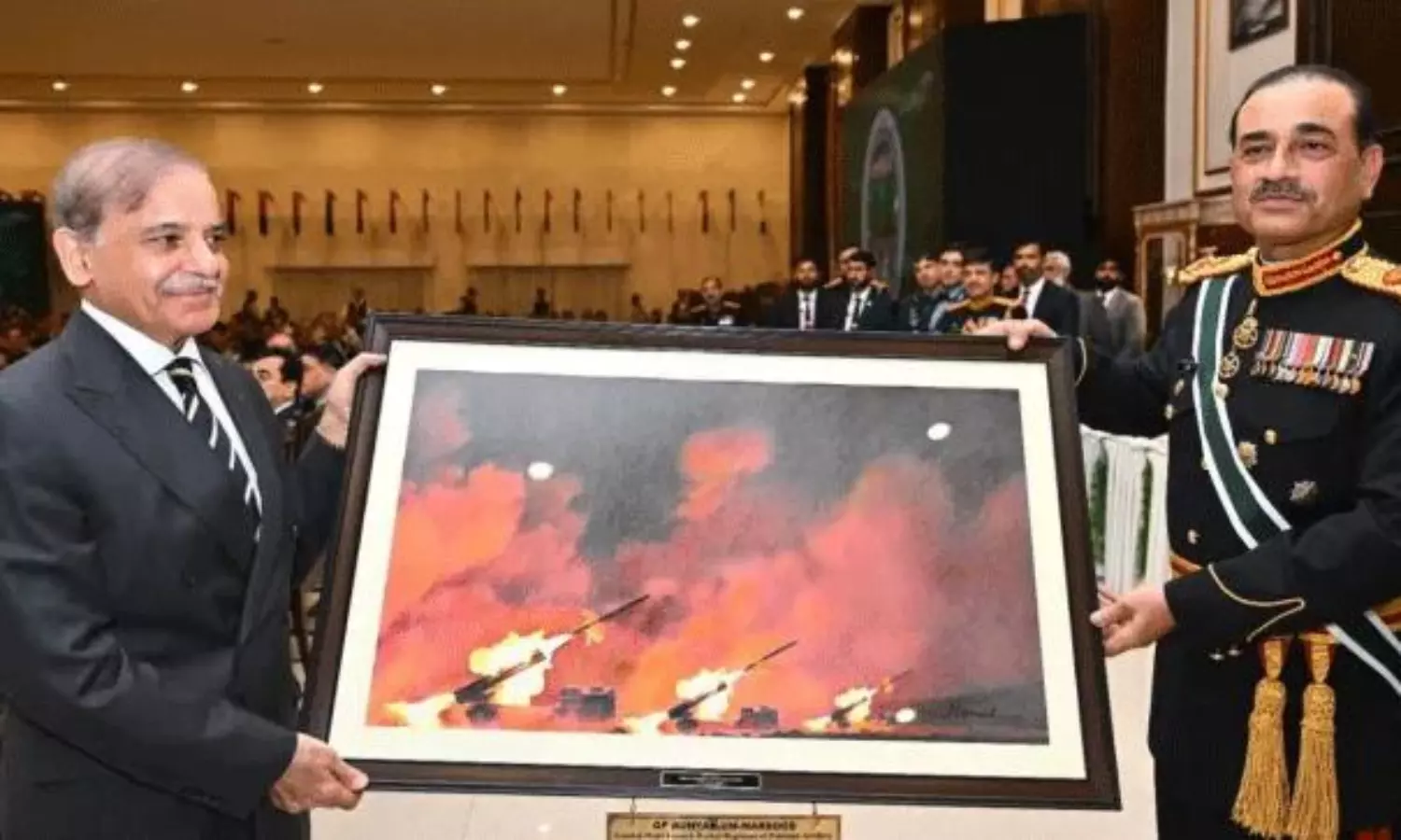 మళ్లీ పరువు పోగొట్టుకున్న పాక్.. ఆర్మీ చీఫ్ బహుమతిలో చైనా ఫొటో!