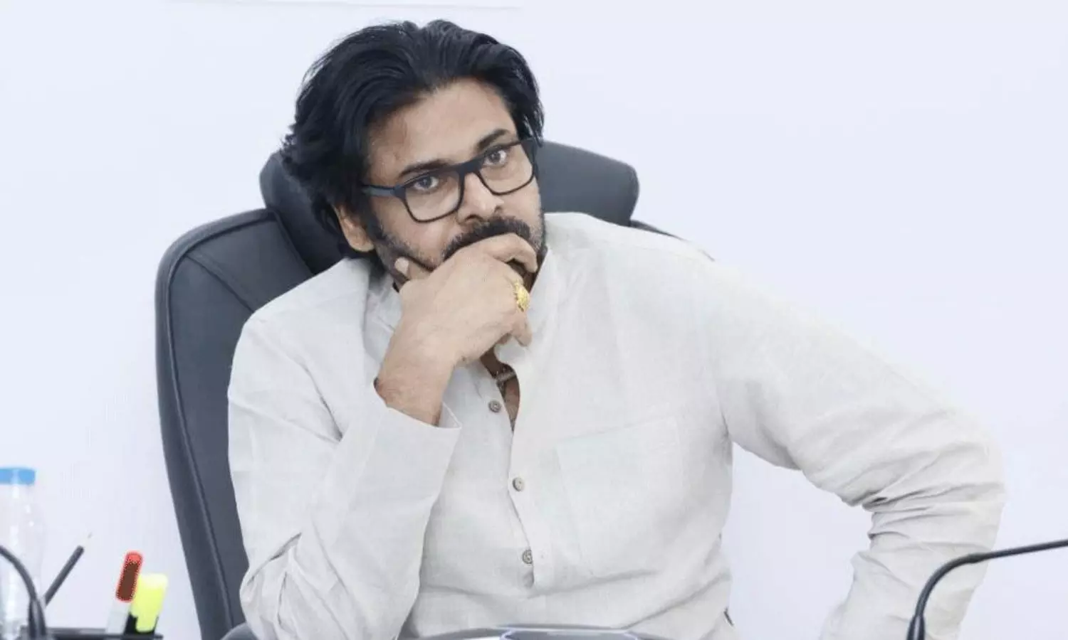 పవన్ వార్నింగ్ ఇచ్చినా ఉలుకు పలుకు లేదా? కలిసి పుల్ స్టాప్ పెట్టాలి కదా? పవన్ వార్నింగ్ ఇచ్చినా ఉలుకు పలుకు లేదా? కలిసి పుల్ స్టాప్ పెట్టాలి కదా?