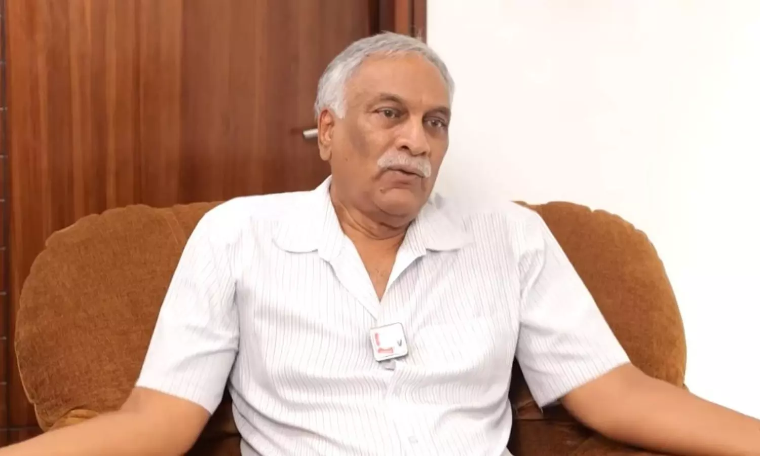 పవన్ మూవీ ఆపే మగాడు లేడు: తమ్మారెడ్డి భరద్వాజ పవన్ మూవీ ఆపే మగాడు లేడు: తమ్మారెడ్డి భరద్వాజ