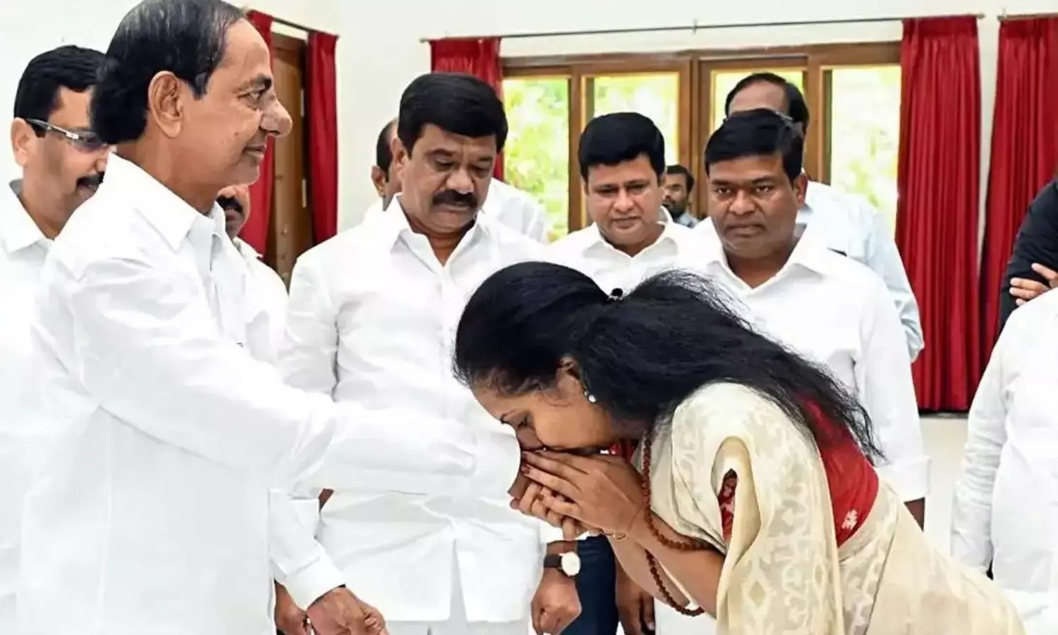 కవితతో కేసీఆర్ రాజీ.. రాయబారం?