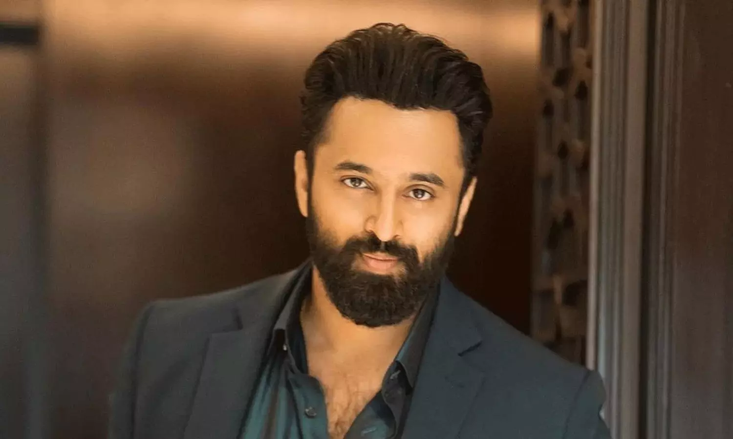 బయట హీరో పై పాజిటివ్ రివ్యూ ఇచ్చాడని మేనేజర్ పై హీరో దాడి?