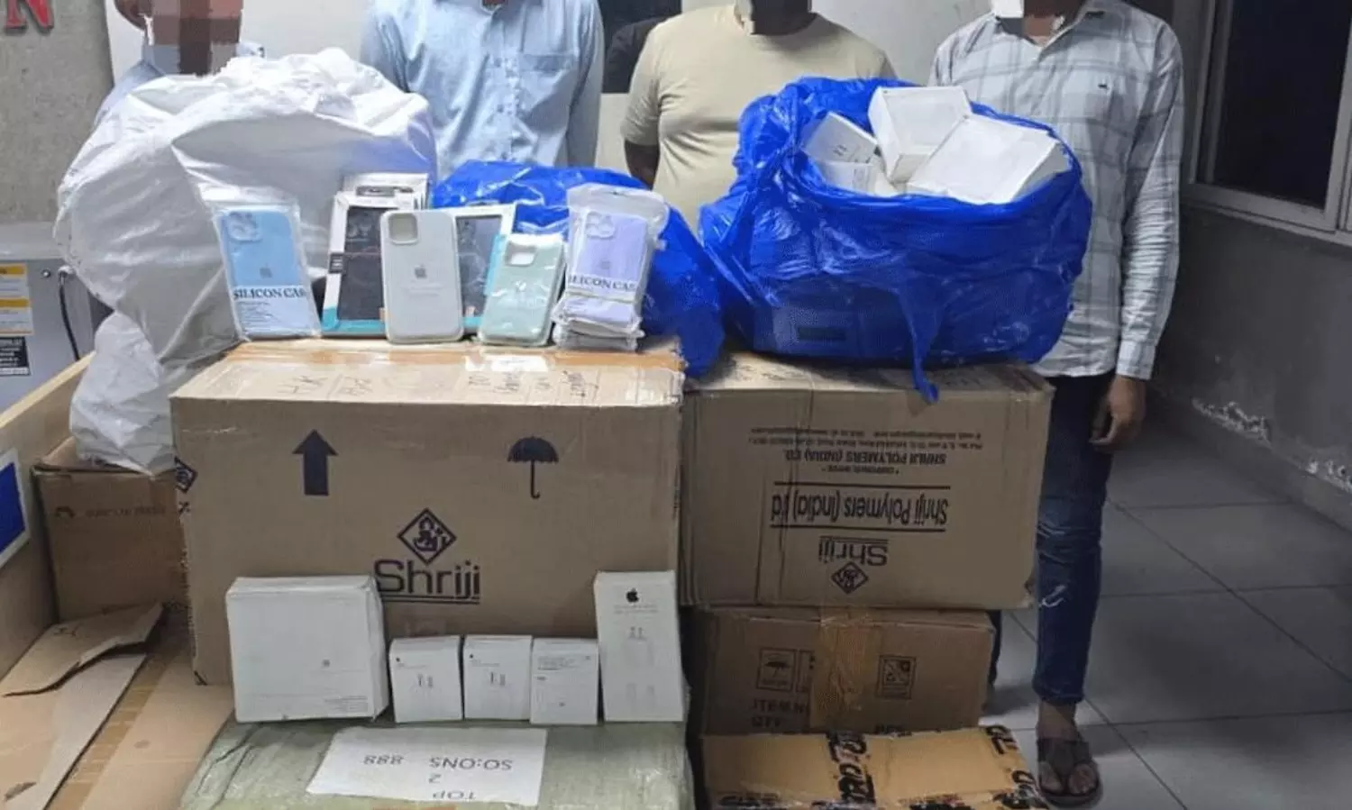 జగదీష్ మార్కెట్‌లో పోలీసుల మెరుపుదాడి.. రూ.కోటి నకిలీ ఆపిల్ ఫోన్ల పట్టివేత