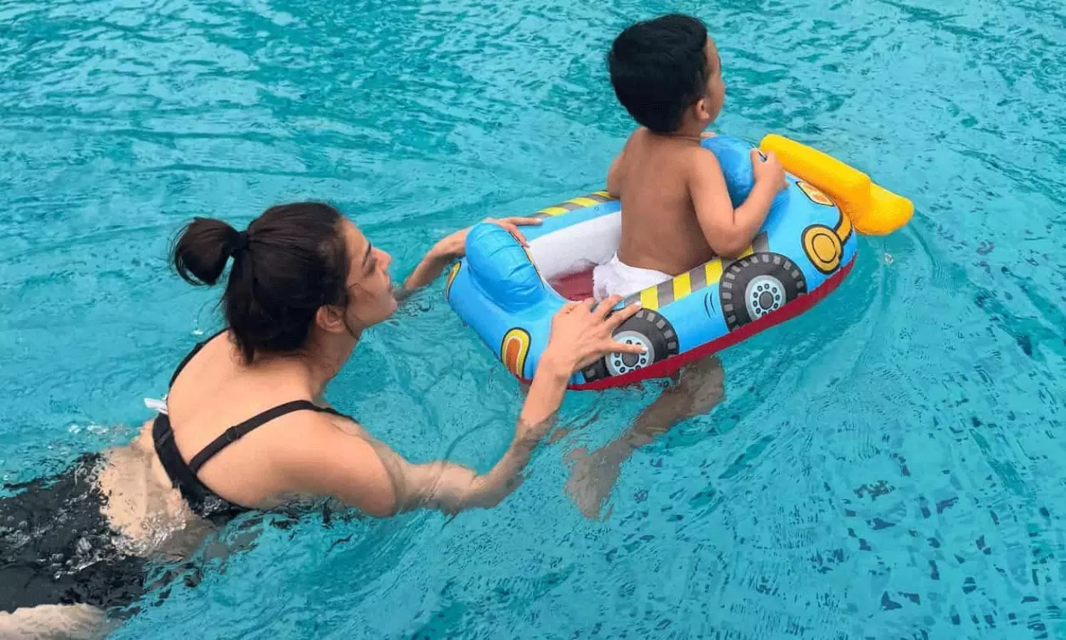 పిక్‌టాక్ : మదర్ డ్యూటీలో కాజల్‌ అగర్వాల్‌