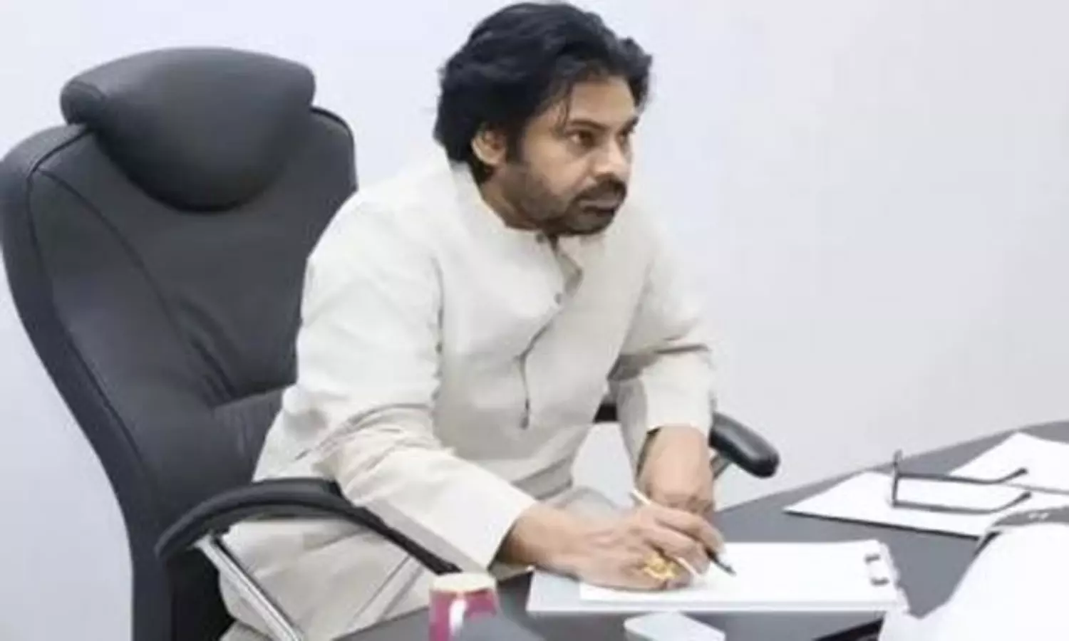 థియేటర్ల బంద్ కలకలం: జనసేన నేతపై వేటు వేసిన పవన్ కళ్యాణ్ థియేటర్ల బంద్ కలకలం: జనసేన నేతపై వేటు వేసిన పవన్ కళ్యాణ్