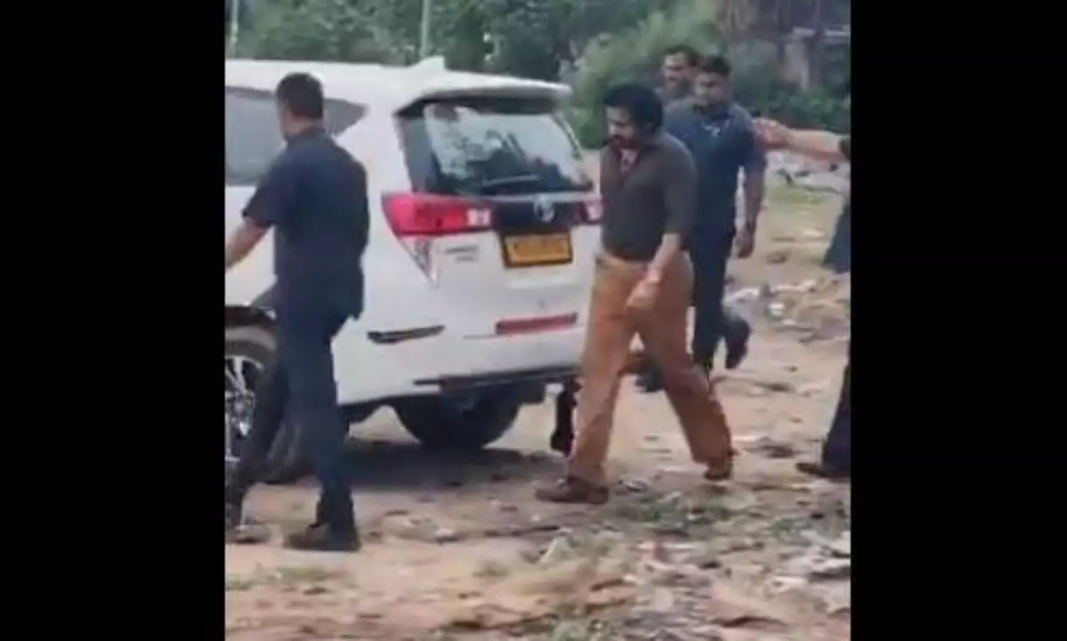 ముంబైలో పవన్.. క్రేజ్ చూస్తే షాకే!