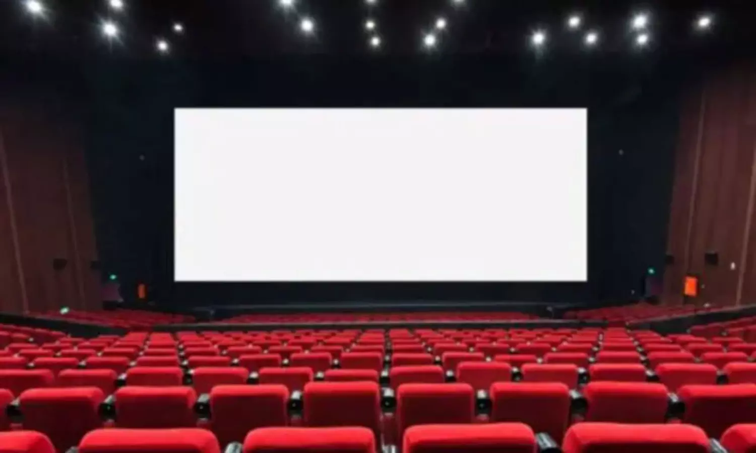 టాలీవుడ్ లో ఆ నలుగురు.. థియేటర్స్ ఎవరికి ఎక్కువంటే? టాలీవుడ్ లో ఆ నలుగురు.. థియేటర్స్ ఎవరికి ఎక్కువంటే?