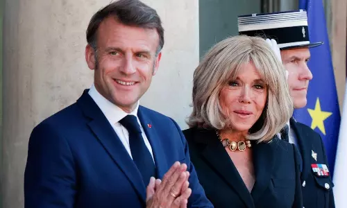 పాతికేళ్ల పెద్దదైన బ్రిగెట్టాతో మెక్రాన్ లవ్ స్టోరీ ఎలా మొదలైంది?