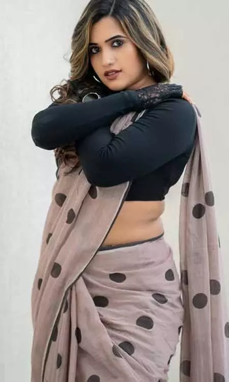 Sravanthi Chokarapu Radiates Elegance in Her Latest Saree Looks