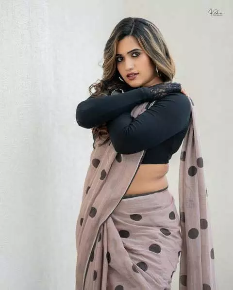 Sravanthi Chokarapu Radiates Elegance in Her Latest Saree Looks